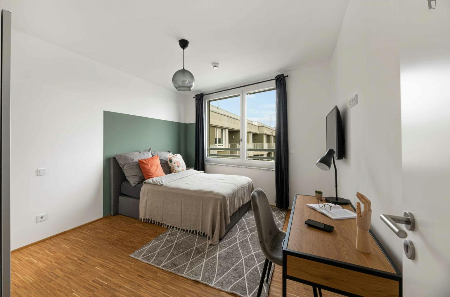 Alluring double bedroom in a 4-bedroom apartment in Sendling-Westpark