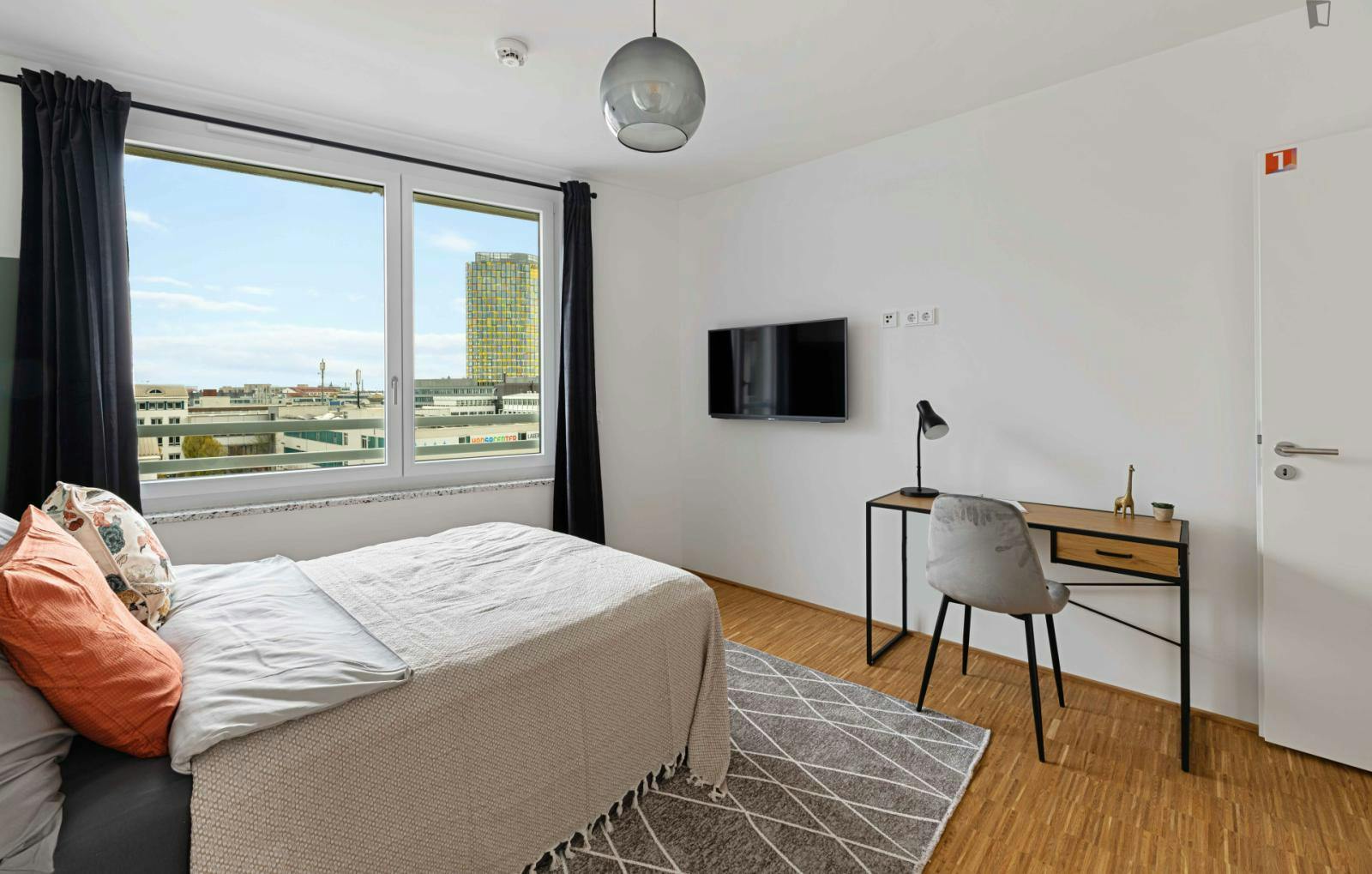 Alluring double bedroom in a 4-bedroom apartment in Sendling-Westpark