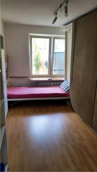 Single bedroom in a 4-bedroom apartment near Volksgarten Köln