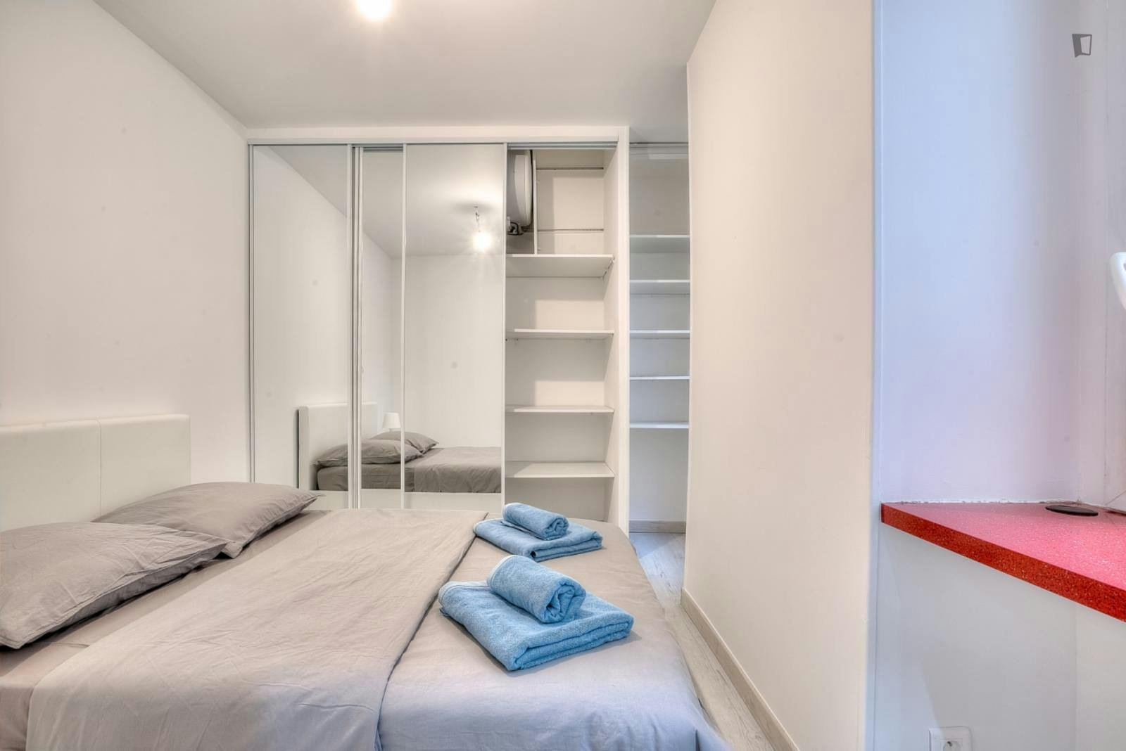 Inviting double bedroom near the Nice-Ville train station