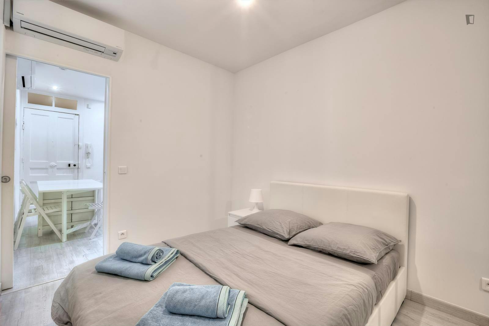 Inviting double bedroom near the Nice-Ville train station