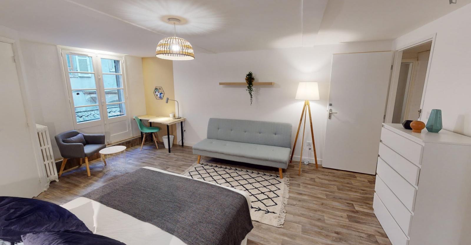 Stung double bedroom in a 5-bedroom apartment near Place D'Youville