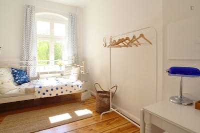 Welcoming sunny room in Kreuzberg in 2-bedroom apartment  - Gallery -  1