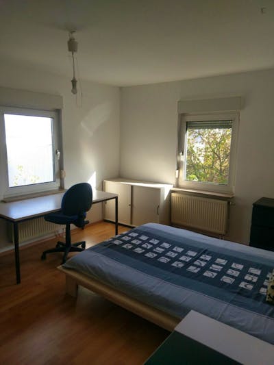 Double bedroom in a 4-bedroom apartment near Zuffenhausen train station
