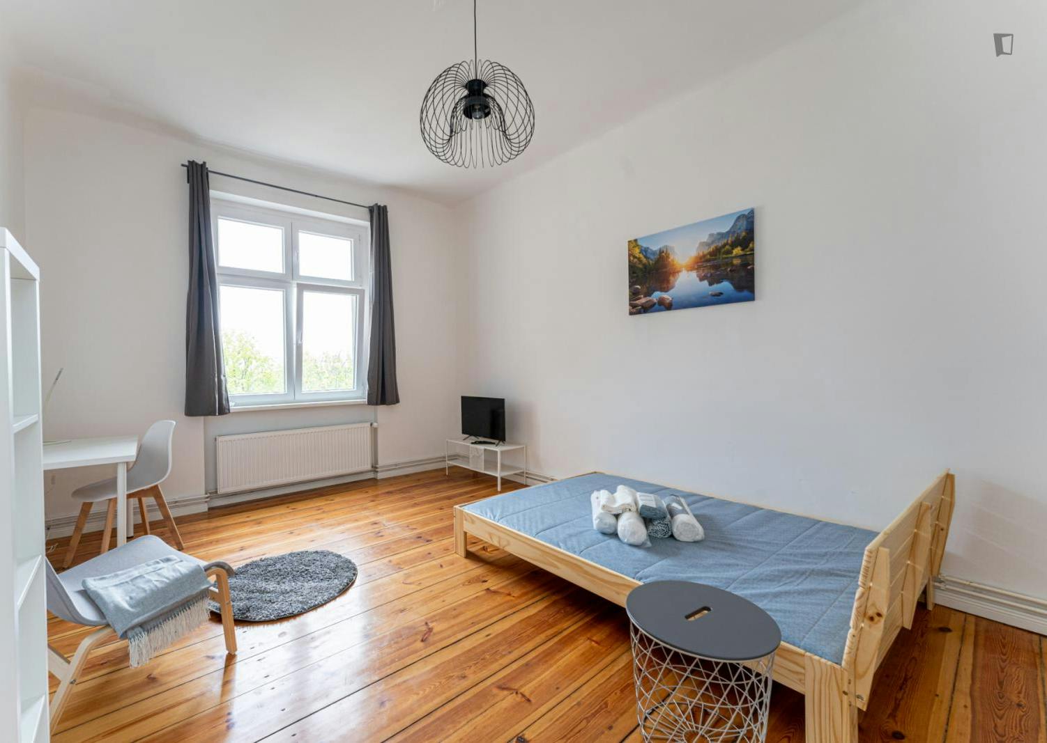 Large double bedroom in a 3 bedroom apartment in Neukölln