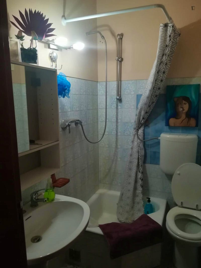 Welcoming single bedroom with a private bathroom next to Instituto Superior de Santarém