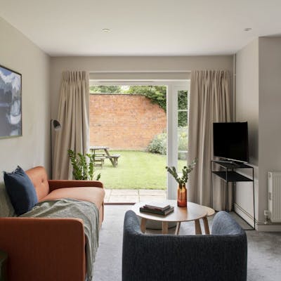 Stylish superior two-bedroom apartment close to the centre of Reading