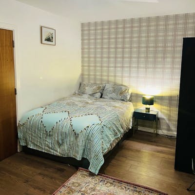 Private Large Double Room in Shared House, Barking, Close to London, Free Car Park 